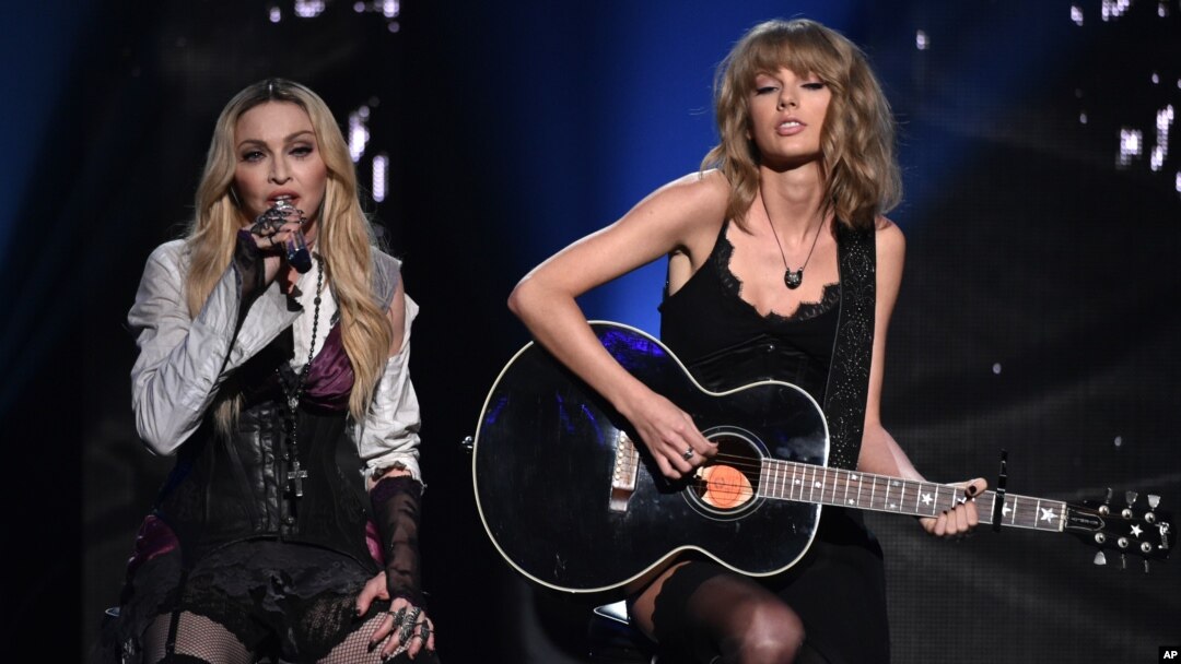 Madonna, kiri, dan Taylor Swift tampil pada iHeartRadio Music Awards di Shrine Auditorium in Los Angeles (29/3).