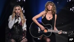 Madonna, kiri, dan Taylor Swift tampil pada iHeartRadio Music Awards di Shrine Auditorium in Los Angeles (29/3).