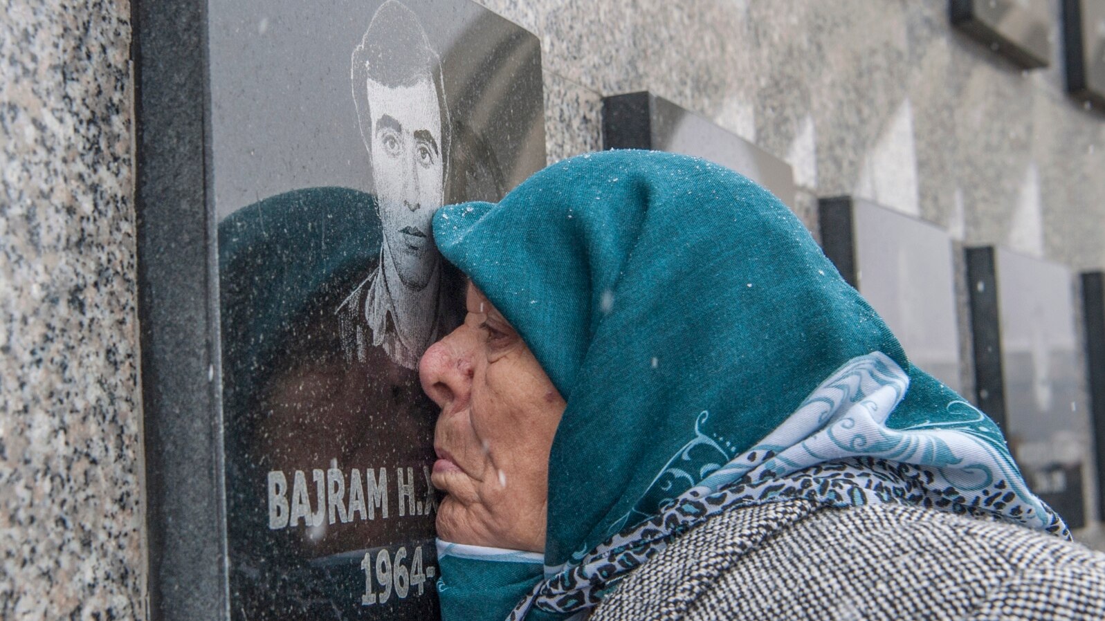 Majka na grobu jedne od albanskih žrtava masakra u Račku na jugu Kosova (Armend Nimami/AFP)