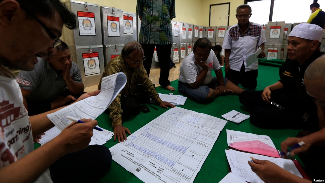 Perhitungan kertas suara oleh anggota KPU di Bendungan Hilir, Jakarta Pusat (10/7). (Reuters/Beawiharta)