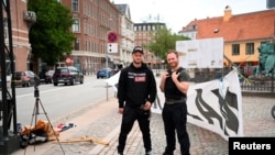 دو عضو گروه «میهن‌پرستان دانمارکی» در برابر سفارت عراق در کپنهاگ نسخه‌ای از قرآن را آتش زدند.