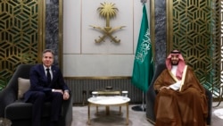 Pangeran Mahkota Arab Saudi Mohammed bin Salman (R) bertemu dengan Menteri Luar Negeri AS Antony Blinken di Jeddah pada 20 Maret 2024. (Foto: AFP)