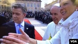 El papa Francisco llega a la Plaza de Bolívar en Bogotá junto al presidente Juan Manuel Santos y la primera dama, María Clemencia Rodríguez.