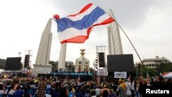 Para demonstran melakukan protes atas rancangan undang-undang amnesti yang kontroversial di Bangkok, Selasa (12/11). 