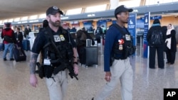 资料照片：美国国土安全部、运输安全管理局和联邦航空警卫队在弗吉尼亚州尚蒂利市的华盛顿杜勒斯国际机场巡逻。(2026年3月24日)