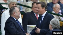 Perdana Menteri Inggris David Cameron (kanan) berjabat tangan dengan Pemimpin Nasionalis Skotlandia, Alex Salmond (Foto: dok). Keduanya dijadwalkan akan bertemu kembali hari ini (15/10) untuk melanjutkan proses referendum kemerdekaan Skotlandia.