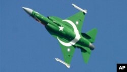 JF-17在2007年3月23日巴基斯坦国庆阅兵上升空亮相