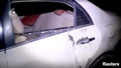 Автомобиль, поврежденный взрывом ракеты в Эрбиле.