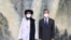 Ngoại trưởng Trung Quốc Vương Nghị (phải) và người đồng sáng lập Taliban Mullah Abdul Ghani Baradar tại một cuộc gặp ở Thiên Tân ngày 28/7.