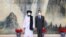 Foto yang dirilis oleh Kantor Berita China Xinhua pada 28 Juli 2021 menunjukkan salah satu pendiri kelompok Taliban Abdul Ghani Baradar (kiri) bersanding bersama Menteri Luar Negeri China Wang Yi dalam sebuah pertemuan di Tianjin, China. (Foto: Xinhua via AP/Li Ran)