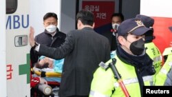 El líder del opositor Partido Demócrata de Corea del Sur, Lee Jae-myung, llega en camilla al hospital de la Universidad Nacional de Seúl después de ser apuñalado en el cuello por un hombre no identificado durante su visita a Busan, en Seúl, Corea del Sur, el 2 de enero de 2024.