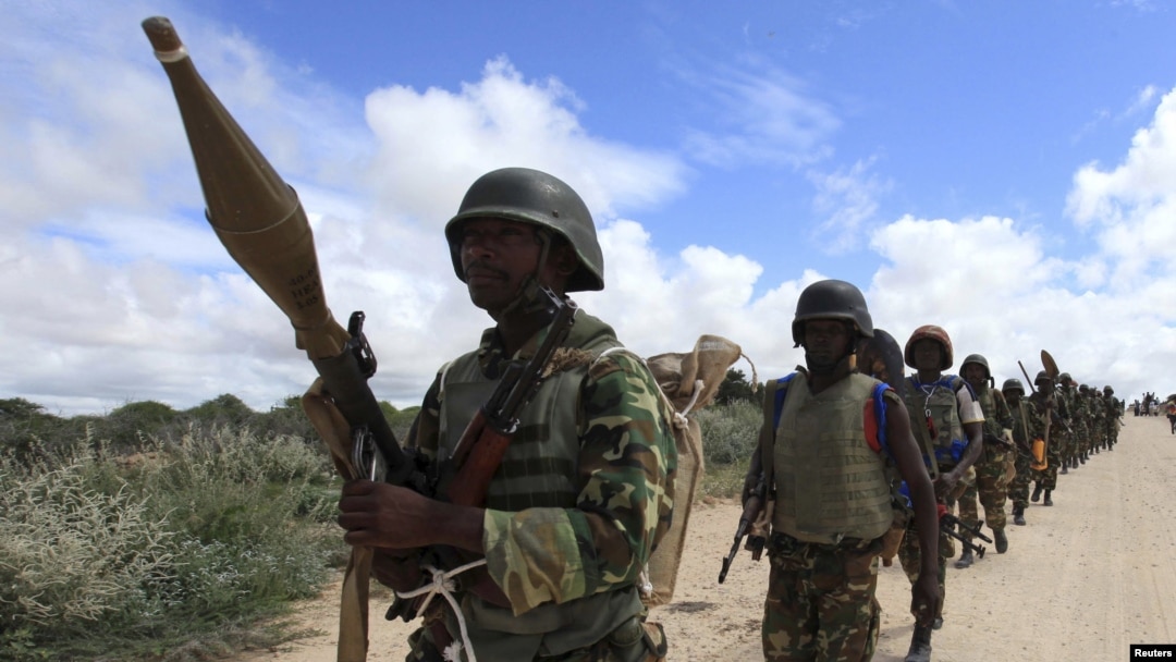 FILE - Pasukan penjaga perdamaian African Union Mission in Somalia (AMISOM) dari Burundi berpatroli di pinggiran wilayah Mogadishu. May 22, 2012. (reuters)