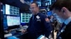 Para pialang mengamati pergerakan saham di New York Stock Exchange (foto: ilustrasi). 