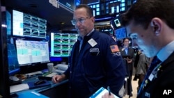 Para pialang mengamati pergerakan saham di New York Stock Exchange (foto: ilustrasi). 