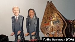 Wayang bergambar Presiden Amerika Serikat Joe Biden dan Wakilnya, Kamala Harris tampil di pentas wayang dengan dalang Ki Purbo Asmoro di kompleks rumahnya di Solo, Sabtu, 30 Januari 2021. (Foto : VOA/ Yudha Satriawan)