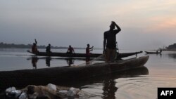 Des pêcheurs sur le fleuve Ubangui, à Bangui, le 1er janvier 2016.