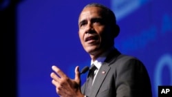 Barack Obama, expresidente de EE.UU. hace una visita sorpresa a un hospital infantil en Washington, el miércoles. 