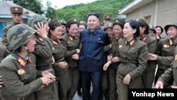 지난 8월 북한 인민군 제4302군부대 산하 `감나무 중대'를 시찰한 북한 김정은 국방위원회 제1위원장.