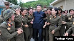 동부전선에 있는 인민군 제4302군부대 산하 `감나무 중대'를 시찰하는 북한 김정은 국방위원회 제1위원장. 24일 조선중앙통신 보도.