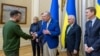 Fotografía distribuida por la Embajada de EEUU en Ucrania el 23 de febrero de 2024, muestra al presidente de Ucrania, Volodymyr Zelenskyy (izquierda), saludando al líder de la mayoría del Senado de los Estados Unidos, Chuck Schumer (centro), y a su delegación.