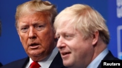 Presiden AS Donald Trump (kiri) dan PM Inggris Boris Johnson bertemu dalam pertemuan pemimpin NATO di Inggris, 4 Desember 2019 (foto: dok).