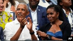 ফাইল - বারাক ওবামা এবং মিশেল ওবামা