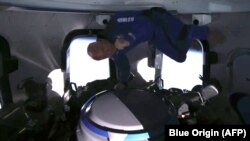 Tỷ phú Jeff Bezos trong phi thuyền Blue Origin hôm 20/7. (AFP PHOTO / Blue Origin)