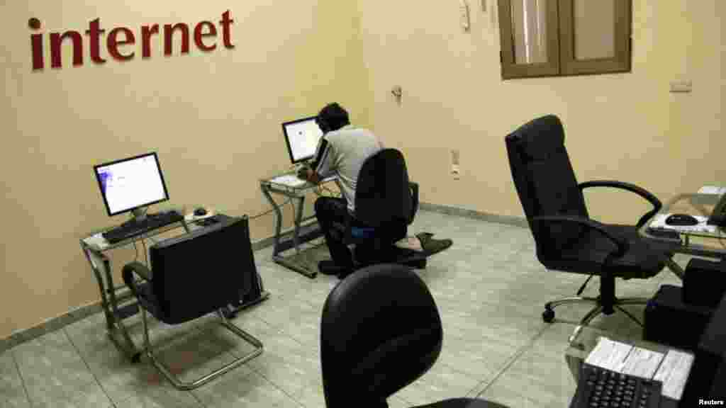 En junio de 2015, el gobierno cubano anunció que expandirá el acceso a internet en la isla, agregando capacidad de WiFi a decenas de centros de internet estatales y reduciendo en más de la mitad el costo del uso por hora del servicio.El vocero de la compañía estatal de comunicaciones cubana dijo que 35 centros de computación del gobierno tendrán WiFi a partir de julio de 2015, a un costo de $2 dólares por hora. El costo del servicio de internet en los centros era de $4,50 dólares por hora. 