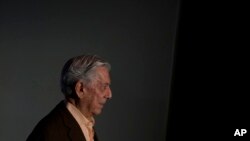 El escritor peruano Mario Vargas Llosa en una foto para la presentación de su nuevo libro 'La Llamada de la Tribu' en Madrid, España, el miércoles 28 de febrero de 2018.