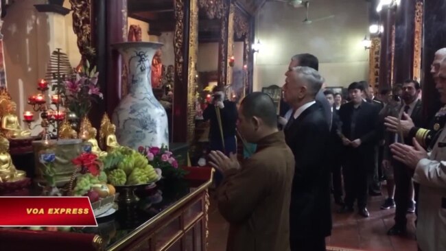 Bộ trưởng Quốc phòng Mỹ dâng hương tại chùa Trấn Quốc