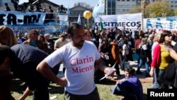 Manifestantes en las afueras de la Corte Suprema de Justicia en Buenos Aires celebran el fallo de constitucionalidad de la Ley de Medios.