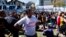 Manifestantes en las afueras de la Corte Suprema de Justicia en Buenos Aires celebran el fallo de constitucionalidad de la Ley de Medios.