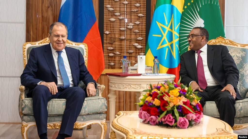 俄罗斯外长拉夫罗夫在亚的斯亚贝巴与埃塞尔比亚副总理兼外长梅孔嫩举行会谈。（2022年7月27日）(photo:VOA)