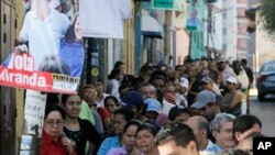 투표을 위해 길게 줄을 늘어선 시민들(베네수엘라 수도 카라카스)