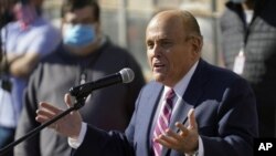 Fotografía de archivo del 7 de noviembre de 2020 del exalcalde de Nueva York Rudy Giuliani, abogado de Donald Trump, durante una conferencia de prensa sobre los planes de impugnar el conteo de votos en Pensilvania, Filadelfia.