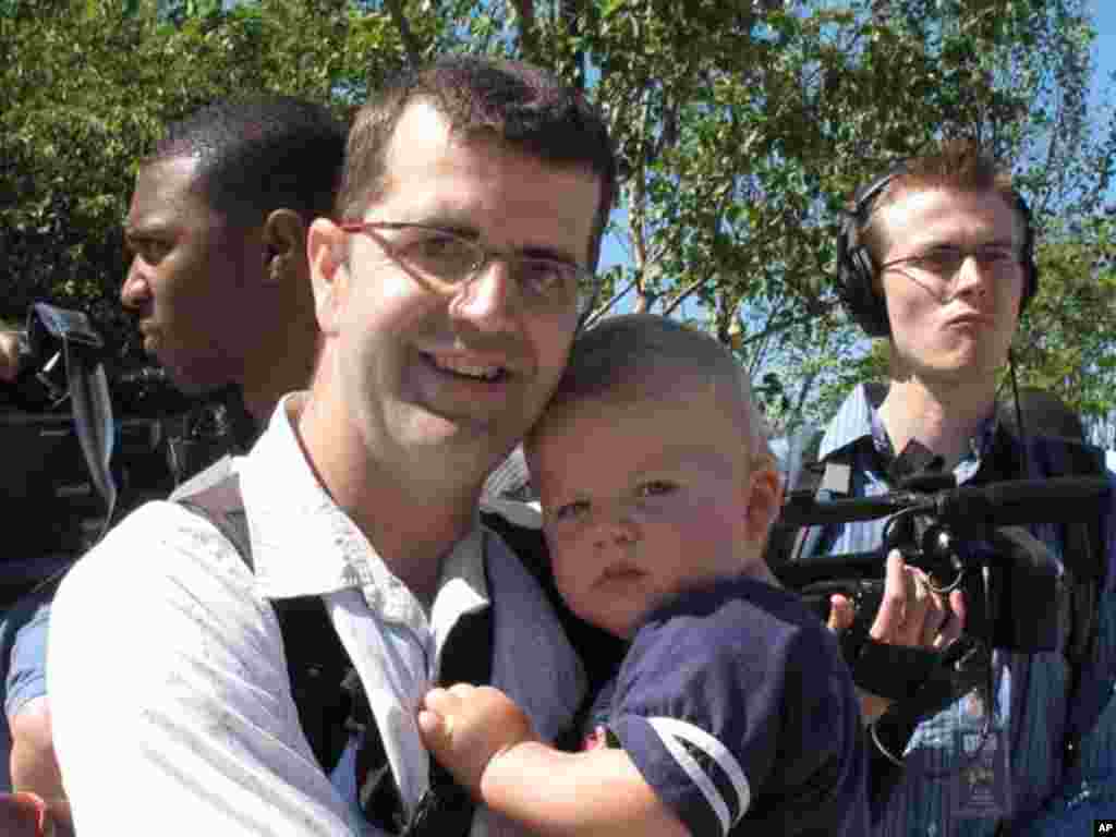 华盛顿居民斯格特带着儿子来参观