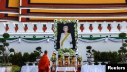 Foto dari mendiang Ratu Elizabeth II dipajang di luar Istana Kerajaan di Bangkok, pada 20 September 2022. (Foto: Reuters/Athit Perawongmetha)