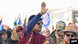 El expresidente boliviano Evo Morales saluda a sus partidarios durante una manifestación contra el presidente Luis Arce en El Alto, Bolivia, el 23 de septiembre de 2024. AFP