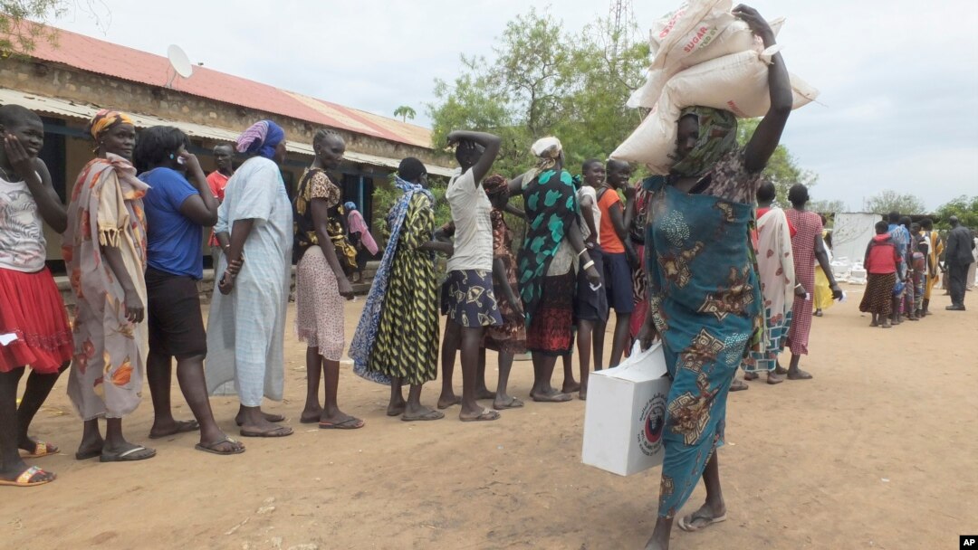 Warga Sudan Selatan antri bantuan makanan sumbangan pemerintah Arab Saudi di Juba (19/4). 