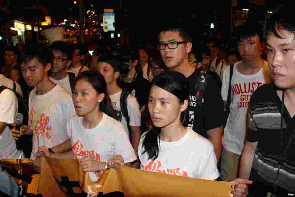  香港中學生、大學生及市民在中聯辦前紀念六四圖片1 (美國之音海彥) 