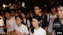 香港中学生、大学生及市民在中联办前纪念六四