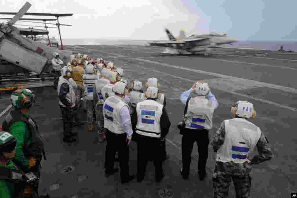 從香港登上航母的參觀者11月8日觀看戰機降落到華盛頓號