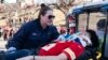 Povrijeđenoj osobi pruža se pomoć u blizini pobjedničke parade za Super Bowl LVIII Kansas City Chiefs 14. februara 2024. u Kanzas Cityju, Missouri.