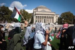 Demonstran pro-Palestina berbaris melalui kampus Universitas Columbia untuk menandai satu tahun perang antara Hamas dan Israel di New York City pada 7 Oktober 2024. (Foto: AFP)