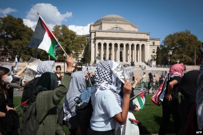 Demonstran pro-Palestina berbaris melalui kampus Universitas Columbia untuk menandai satu tahun perang antara Hamas dan Israel di New York City pada 7 Oktober 2024. (Foto: AFP)