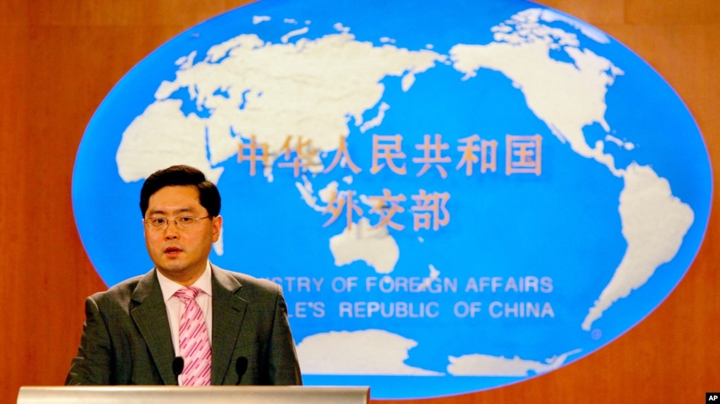 资料照 - 2007年7月5日时任中国外交部发言人在北京一次新闻吹风会上回答记者提问。中国政府2022年12月30日宣布，任命现任中国驻美国大使的秦刚出任外交部长。(photo:VOA)