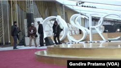 Para pekerja, Rabu, 5 Februari 2020 mempersiapkan area karpet merah di Dolby Theater, Hollywood. (Foto: VOA/ Gandira Pratama)