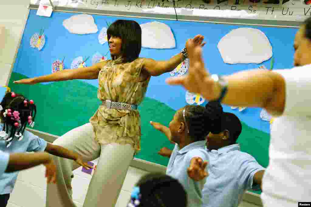 Michelle Obama em aula de ginástica numa escola primária