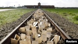 Homenajes de recordación a los millones de muertos en el Holocausto en Auschwitz II.