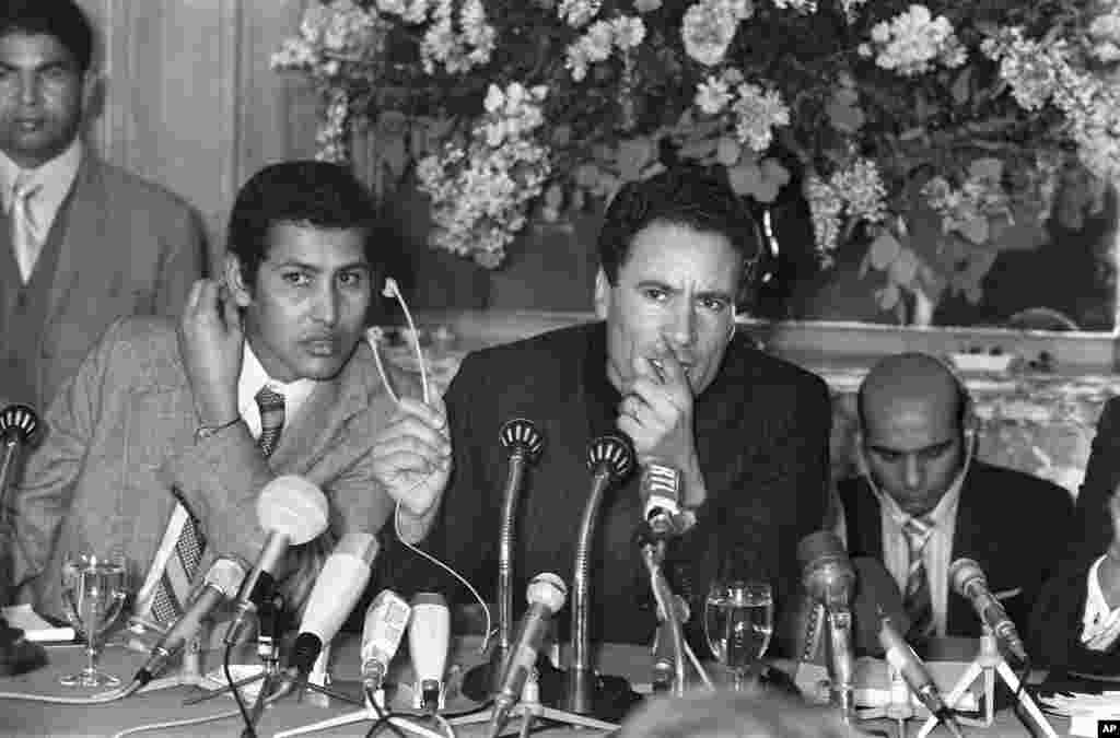 利比亚领导人卡扎菲(中)1973年11月25日在巴黎记者招待会上讲话。(法新社)